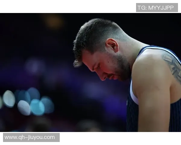 东契奇罚球失误引发球迷惊恐全场贡献33分11板8助3断表现依旧抢眼