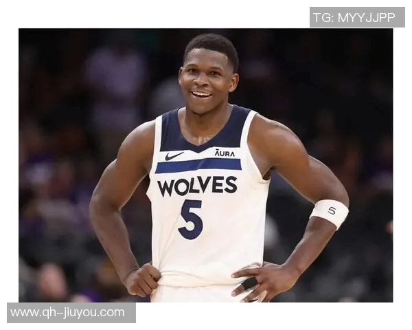 爱德华兹半场表现亮眼10投4中贡献15分3助攻罚球全中助球队争取胜利